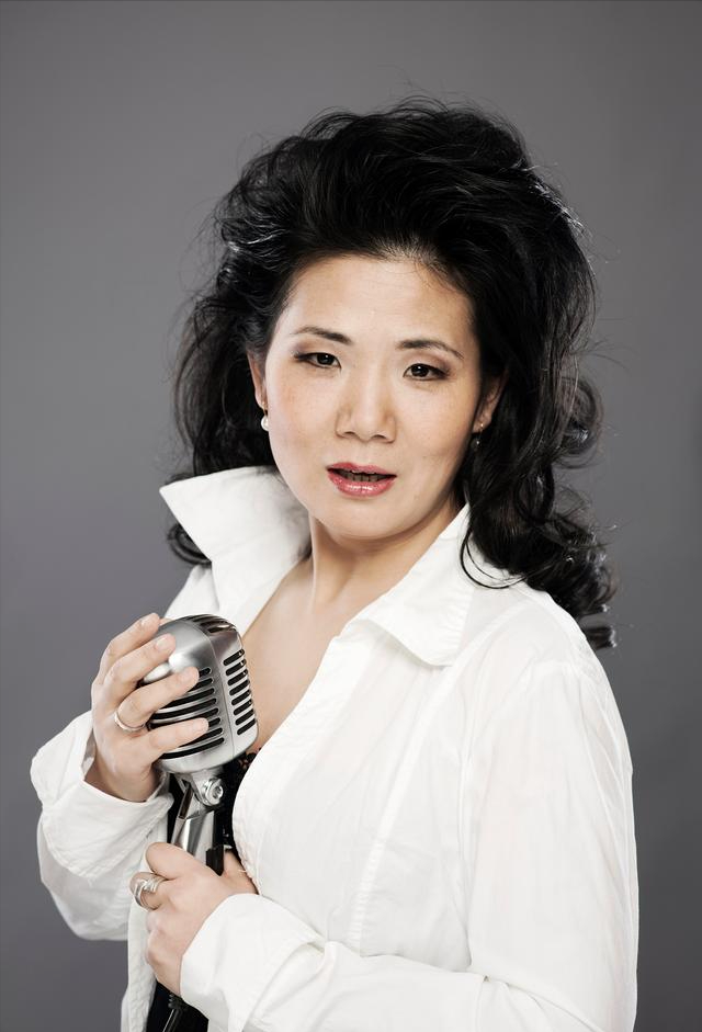 回顾李娜出家老母亲含泪陪她住寺庙如今她们过得怎样