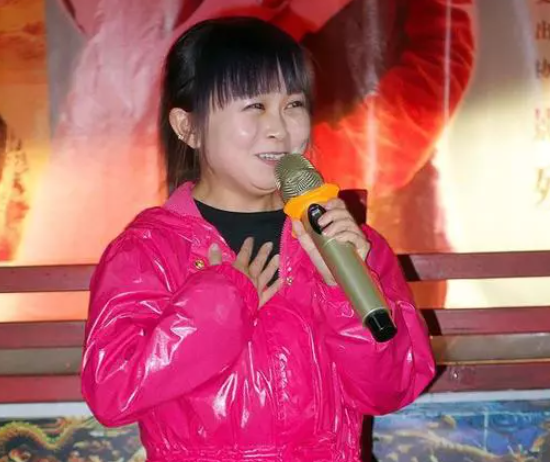 回顾朱洁嫁给身高1米3的袖珍医生坚持不生孩子如今被宠成公主