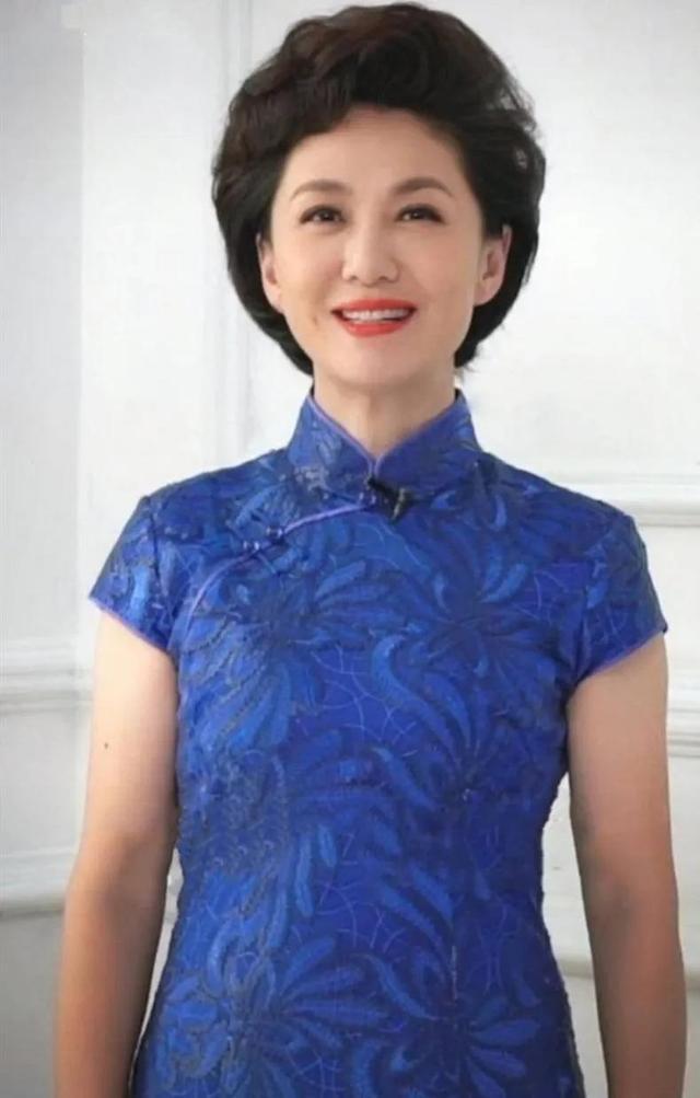 回顾央视主播海霞嫁大11岁清华教授结婚生一女风光背后有心酸