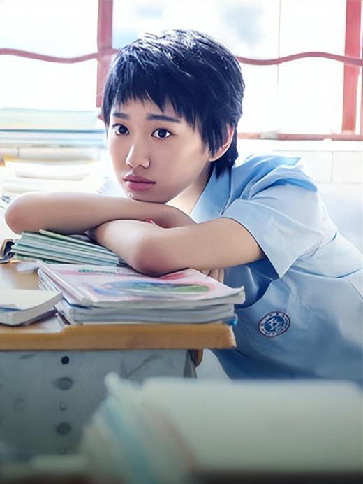 于是在邹元清小时候客串过电视剧后,她终于再次迎来了一部电影的拍摄.