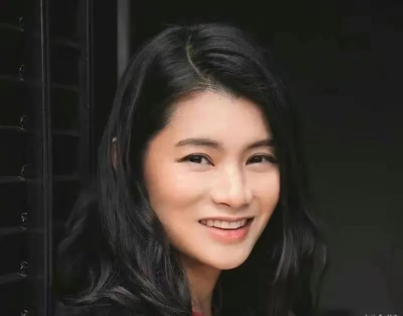 回顾何晶洁陪丈夫白手起家却为朱玲玲做了嫁衣儿女做法暖心