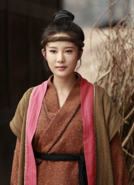 在来到自己姑姑家之后,年幼的邬靖靖一直是小心翼翼.