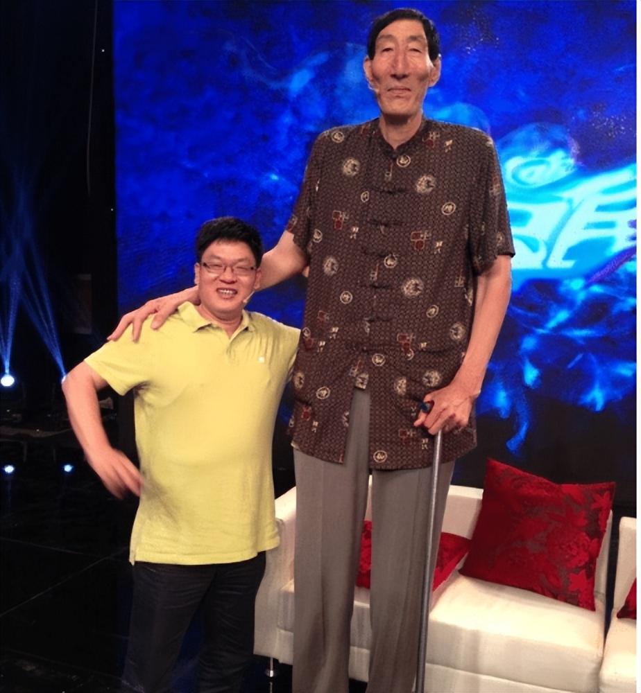 回顾高236米的鲍喜顺57岁时不听医生忠告执意生子如今儿子多高