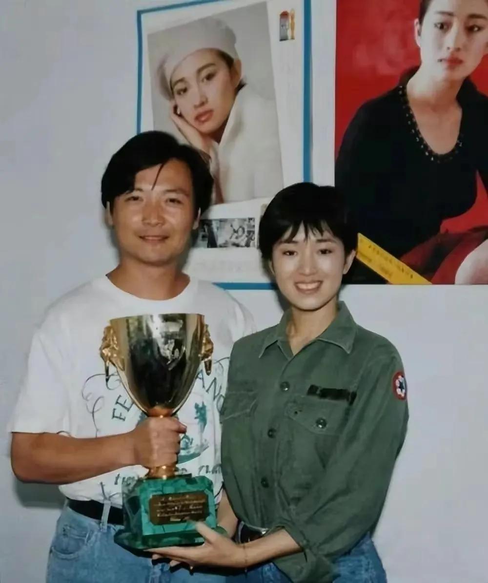 回顾巩俐姐姐和父亲接连去世我用孝心托起98岁老母亲的晚年