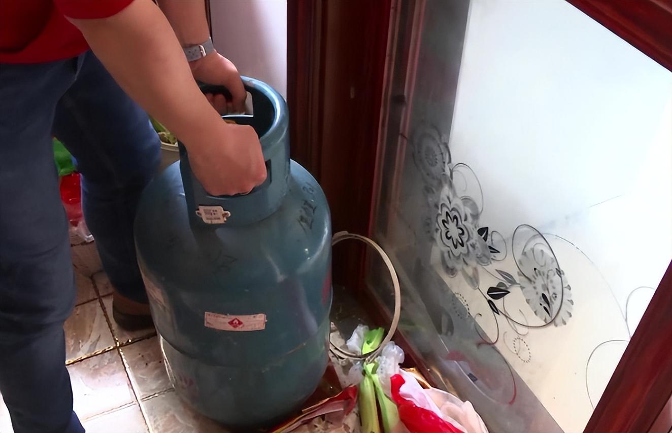 2015年广东男子瘫痪多年妻子找男保姆帮忙照顾男子尊严没了