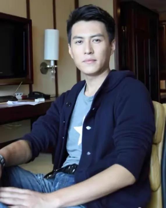 回顾靳东父母离异是他解不开的心结在家人反对中娶二婚李佳