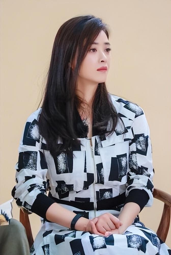 回顾蒋欣16岁北漂20岁买房现40岁无人敢娶活成谁都惹不起的人