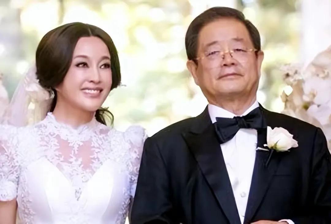 回顾伍卫国痴恋刘晓庆5年分手后难忘旧情年近70依然单身