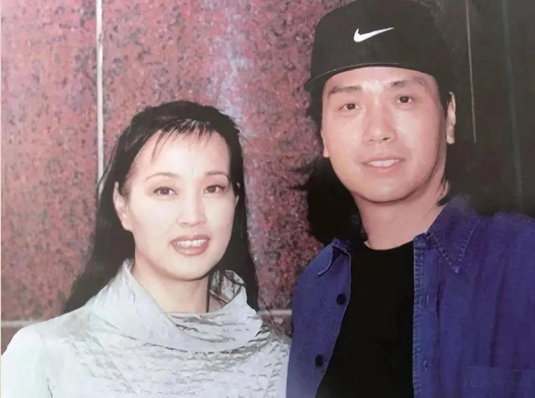 回顾伍卫国痴恋刘晓庆5年分手后难忘旧情年近70依然单身