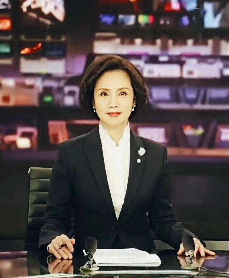 回顾央视主播徐俐带儿子再婚幸福儿子在结婚证上的留言让她泪目