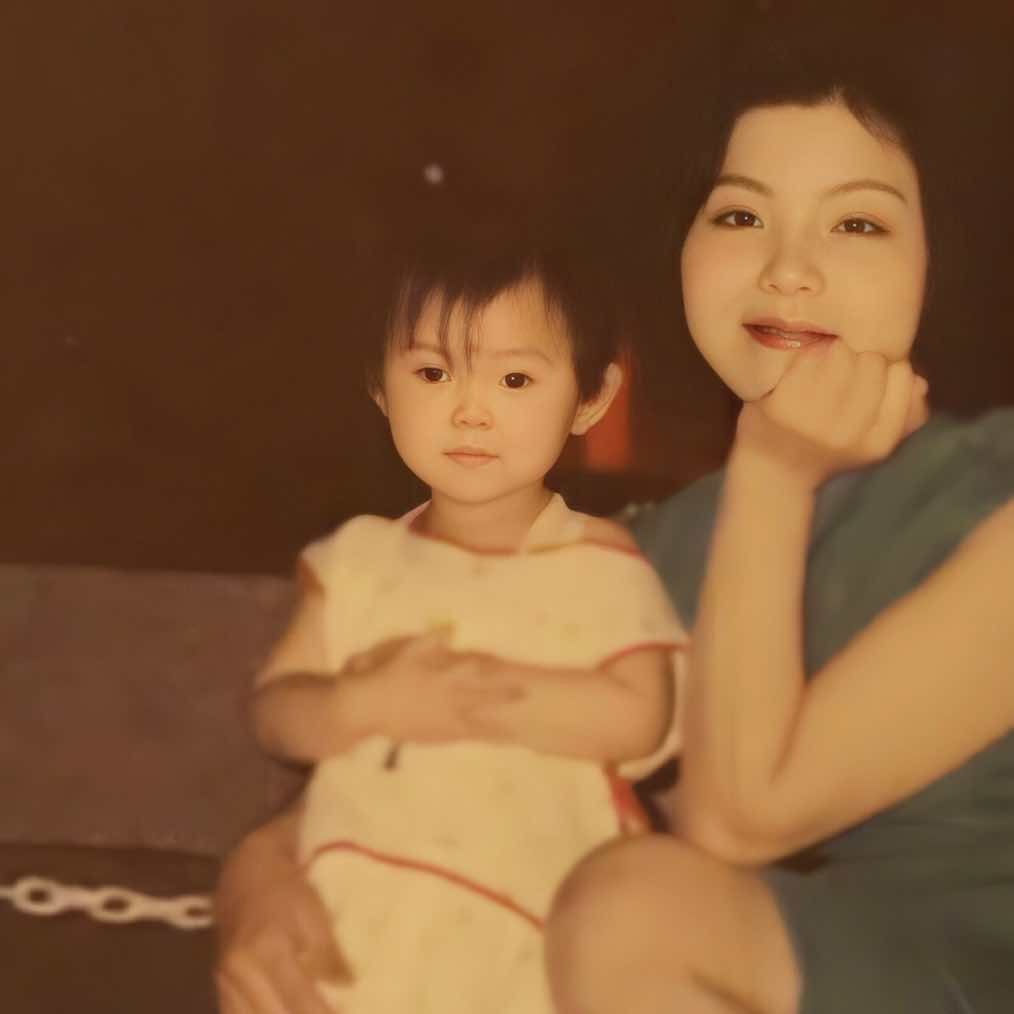 回顾毛晓彤:刚出生被父亲抛弃,妈妈借钱将她养大,今父女关系如何