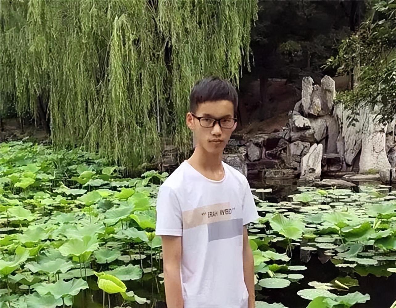 回顾搬砖小伙林万东高考713分被嘲考上清华也没用如今怎样