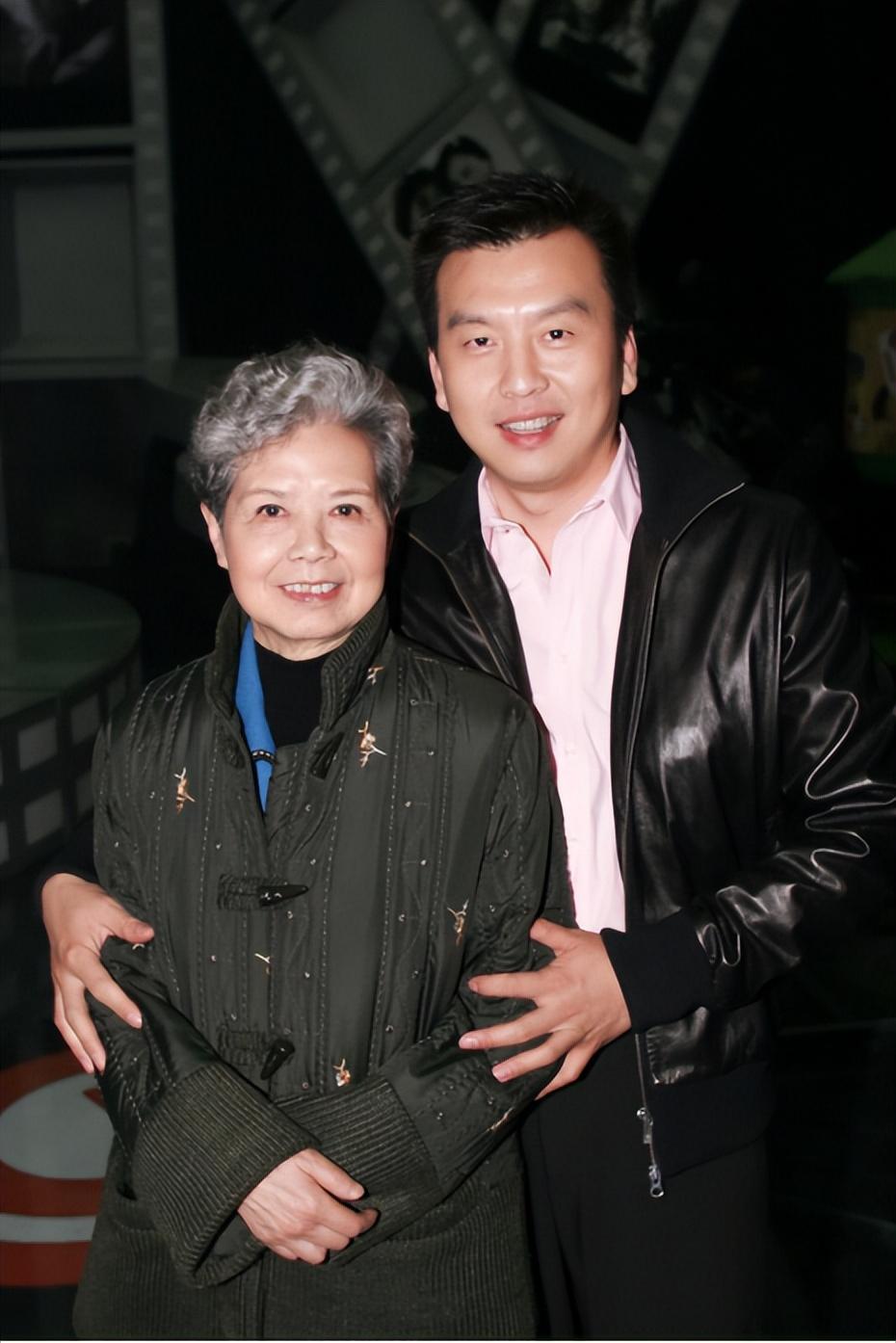 回顾中国首位电视播音员沈力丈夫去世嫁初恋临终前直言愧对儿子