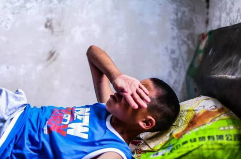 回顾济南男子喝百草枯儿子也跟着喝哭诉妈妈让他喊情夫为爸