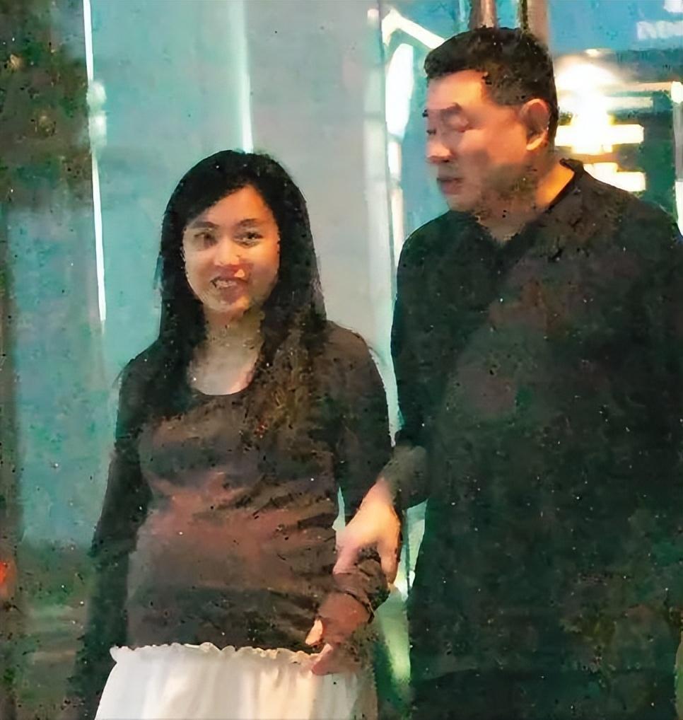 甘比只是她的笔名,原名陈凯韵,她从小便生活在父亲的家暴当中.