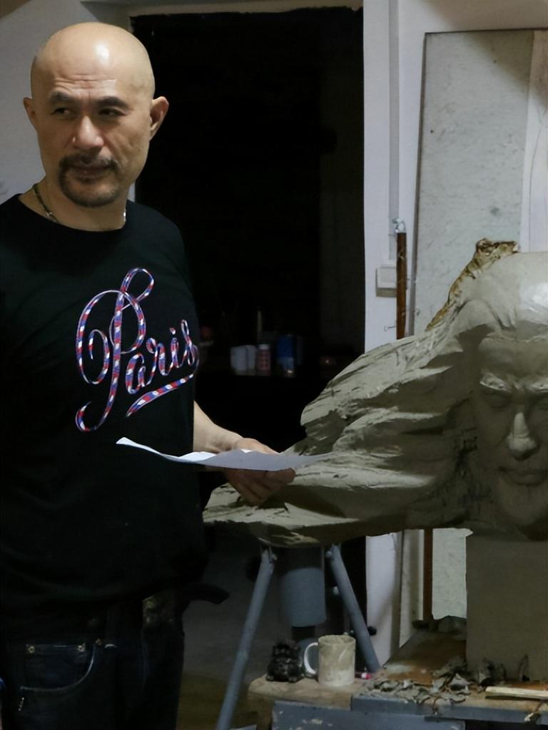 回顾知名演员徐锦江欠债破产身患抑郁妻子却不离不弃