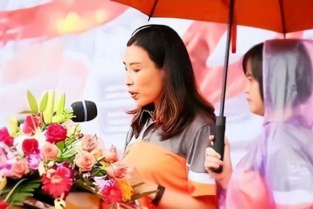 回顾陈小英把申通卖给马云套现146亿如今靠卖雨伞又赚上百亿