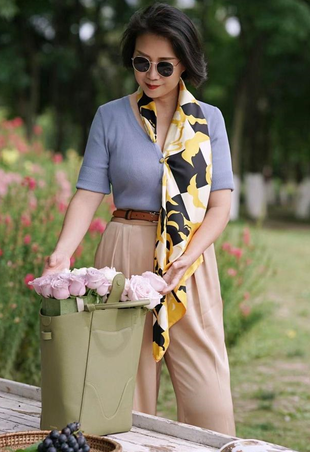 中国大妈的"出游穿搭三件套",曾经有多土气,如今就能有多高级