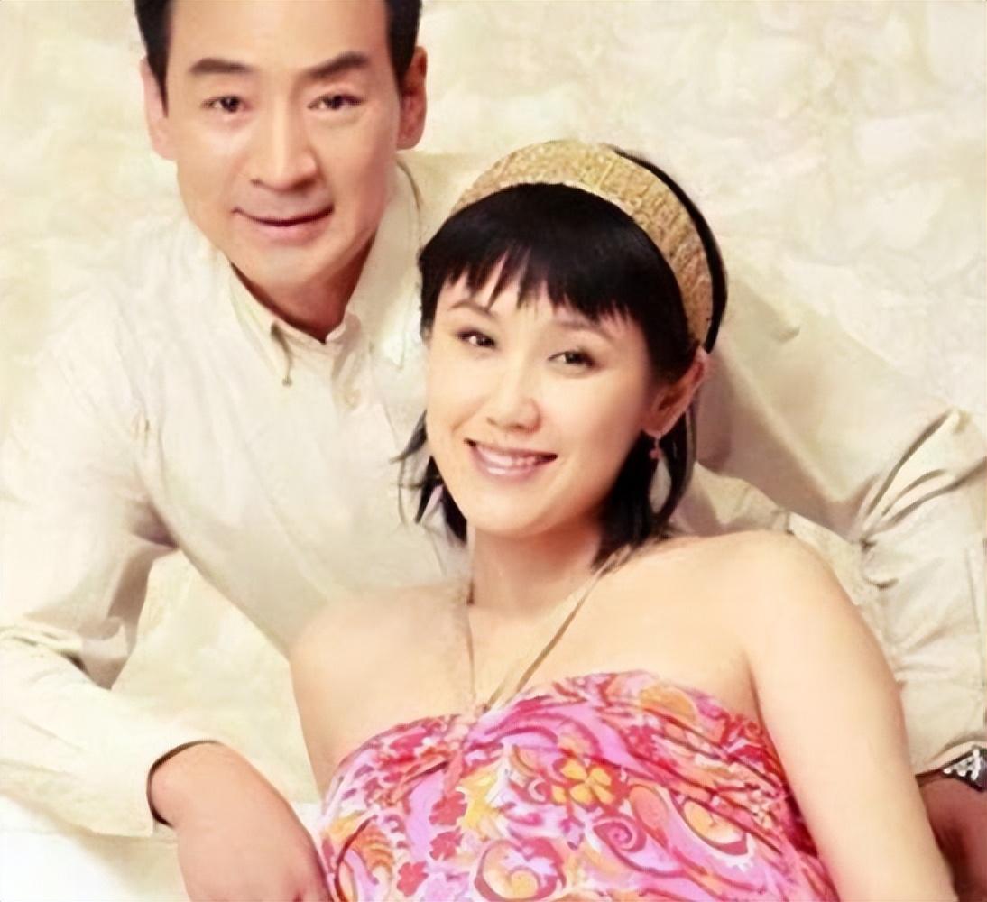 回顾69岁寇振海现状白发老态儿子上高中妻子风韵犹存