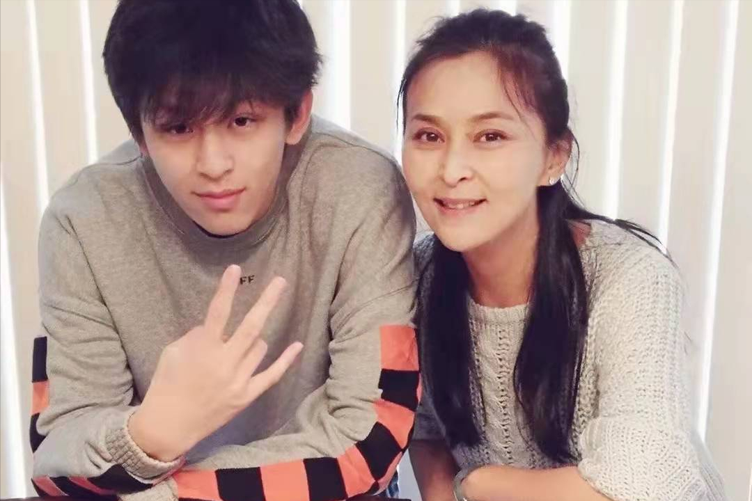 回顾演员黄志忠终究为他的抛妻弃子付出了代价