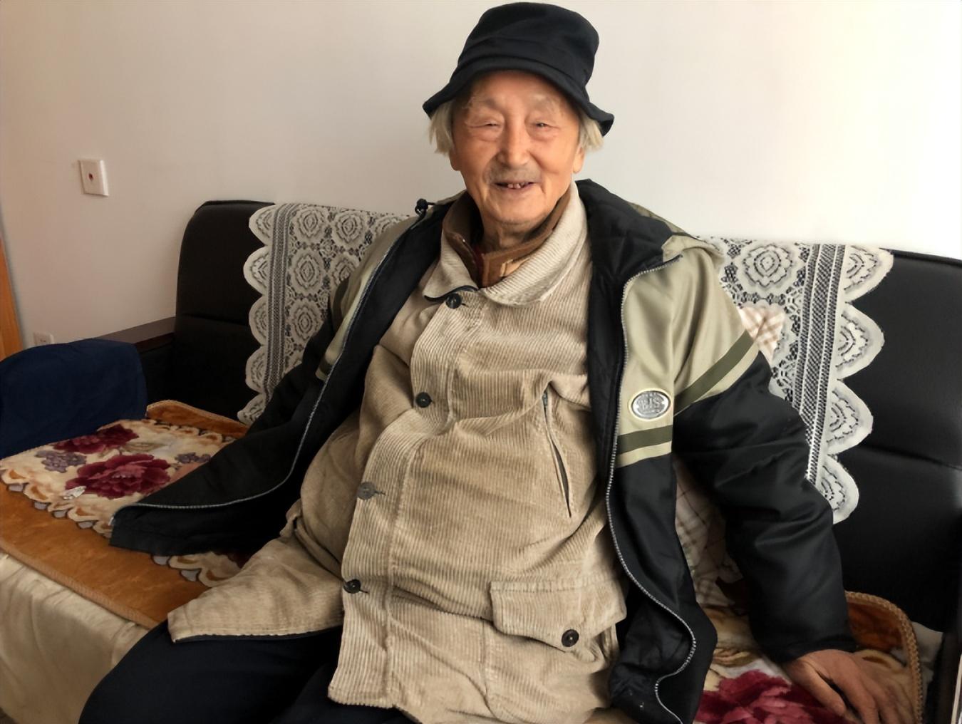 回顾91岁空巢老人与子女决裂选择做裸模一天挣280元自得其乐