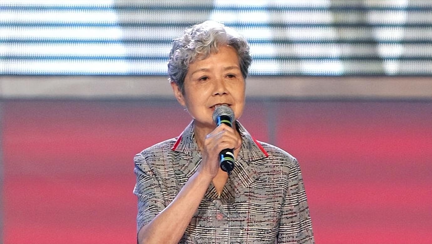 回顾中国首位电视播音员沈力丈夫去世嫁初恋临终前直言愧对儿子