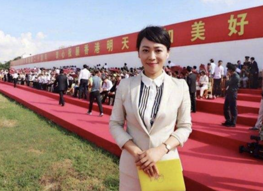 结婚没多久,劳春燕接到了央视法治频道主持人的邀请,这个机会对她来说