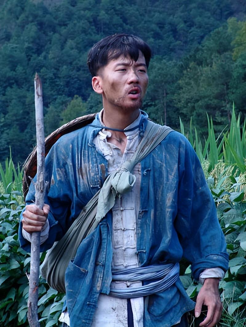 陈创也收获了爱情,在一次庆功宴上陈创遇到了一位琴师,她叫周佑君