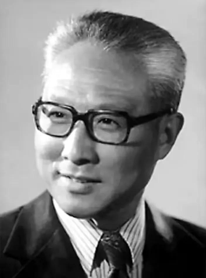 回顾老戏骨仲星火出生被父母送人晚年三个女儿与他断绝关系