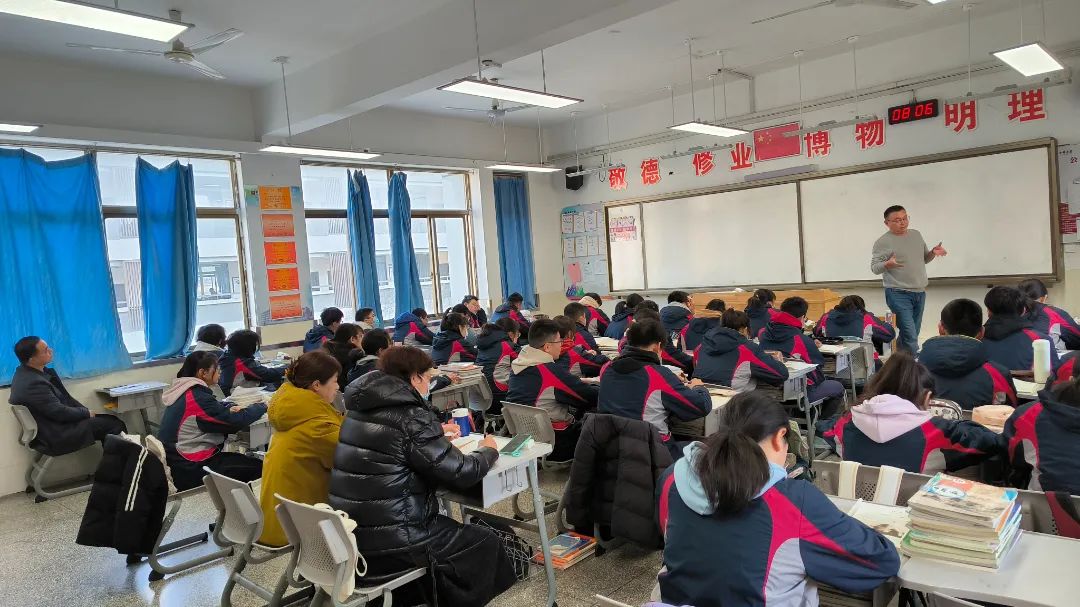 3月13日,秦淮区教师发展中心视导组专家走进中华中学初中部,开展为期