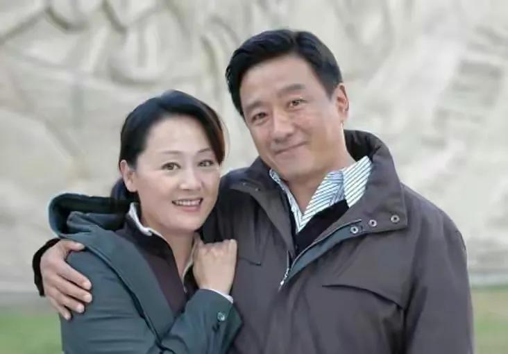 回顾演员丁勇岱筛过沙子做过瓦工牵手初恋36年儿子是导演