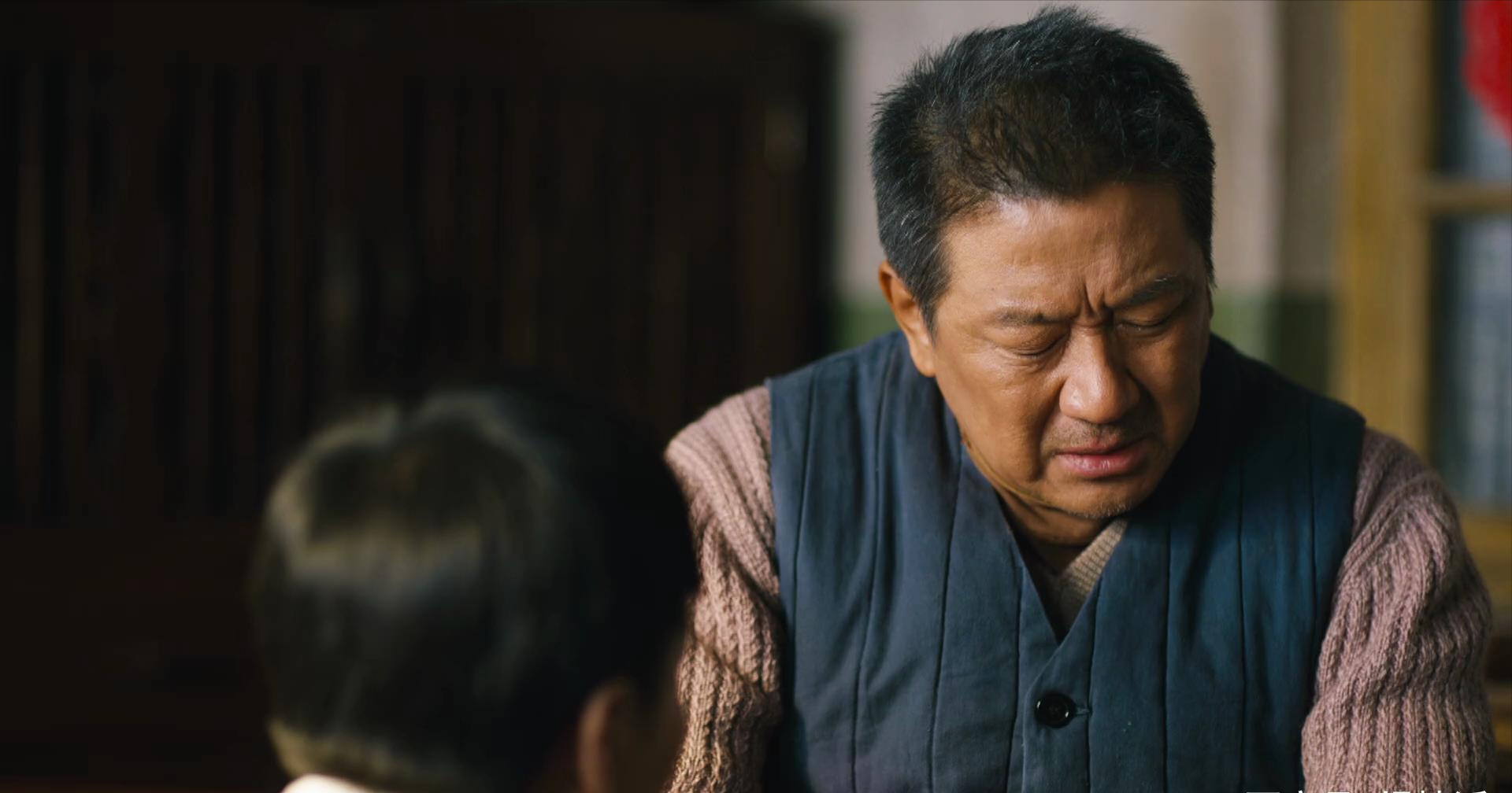 少年时期的丁勇岱对表演充满热情,一次偶然的舞蹈表演让歌剧团的老师