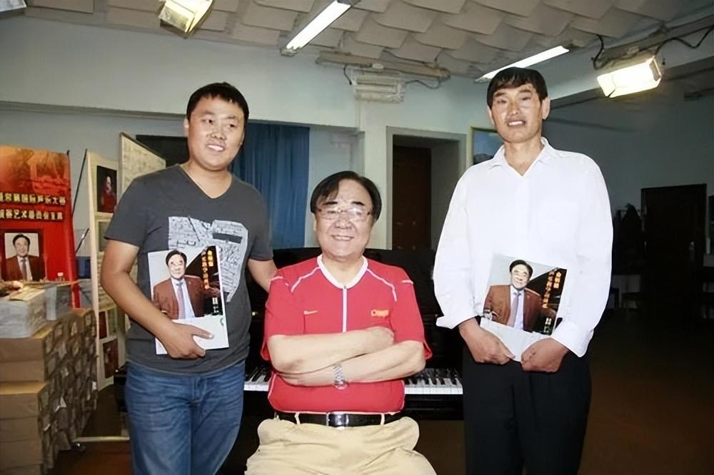 回顾金铁霖的葬礼儿子哭成泪人妻子马秋华和前妻李谷一都未露面