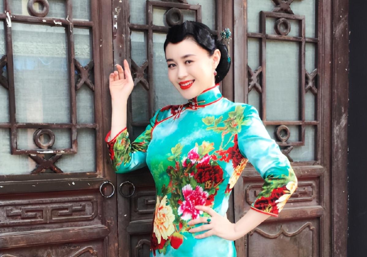 回顾关婷娜21岁跟随赵本山成名背后有艰辛40岁婚恋成难题