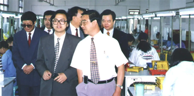 回顾王传福13岁丧父15岁丧母嫂子卖嫁妆供学今身价百亿不忘兄嫂