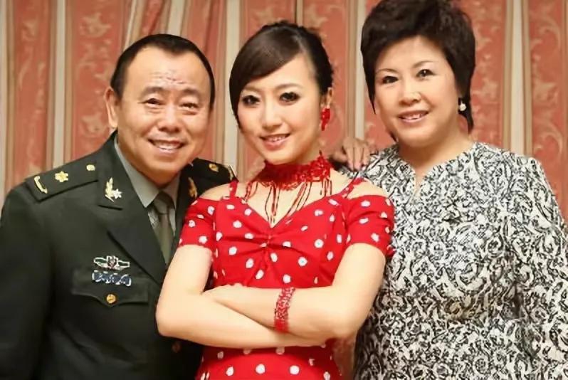 回顾潘长江女儿潘阳拍戏不成嫁10亿富豪婚后带儿子长住娘家