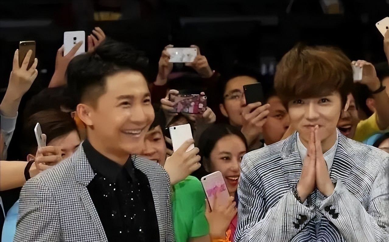 回顾央视主持32岁前途无量为何和母亲通话后从8楼跳下