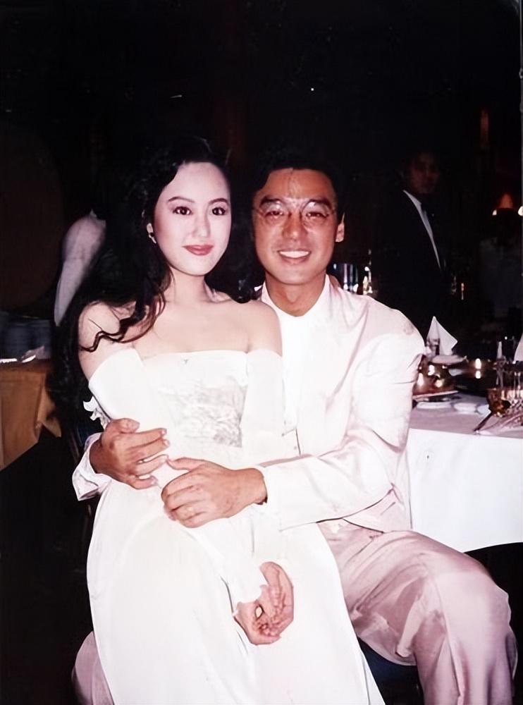 回顾69岁寇振海现状:白发老态,儿子上高中,妻子风韵犹存