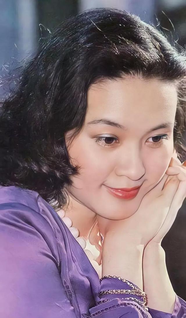 回顾演员方舒与相伴7年的丈夫离婚转身嫁小10岁屠洪刚她怎样了