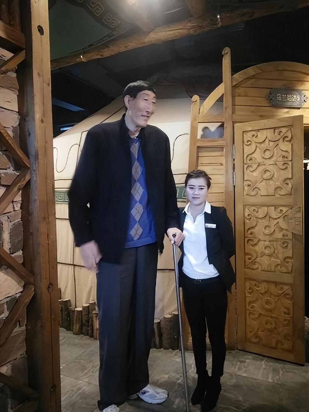 回顾高236米的鲍喜顺57岁时不听医生忠告执意生子如今儿子多高