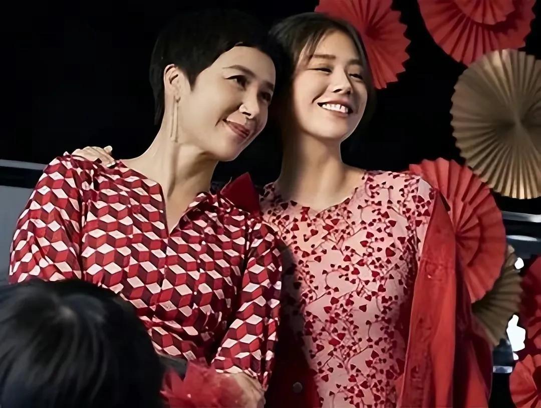 演员蒋雯丽一家三姐妹姐姐比她还美给马思纯12亿当嫁妆