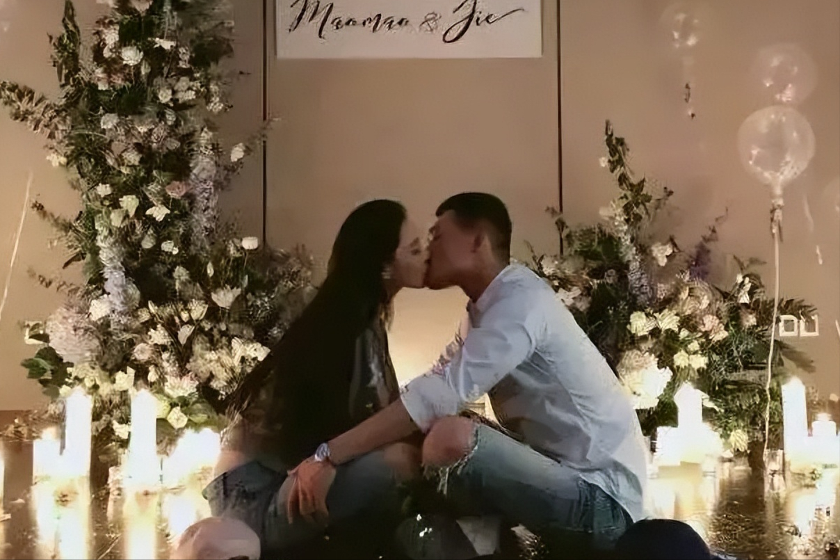 回顾张馨予夫妇恩爱游玩丽江何捷蹲地为老婆拍照女儿留在家