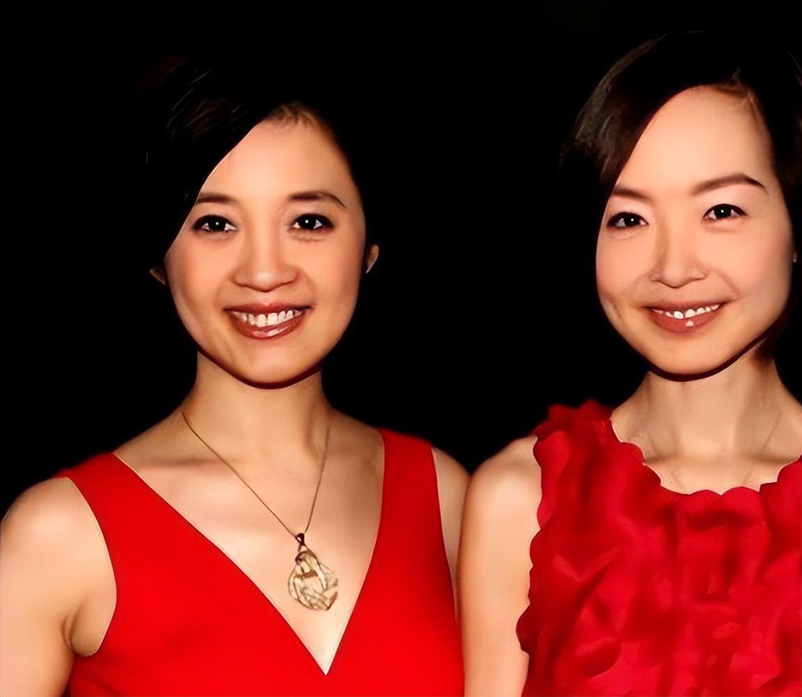 回顾主持人许戈辉事业巅峰离开央视嫁富商后与丈夫前妻如姐妹