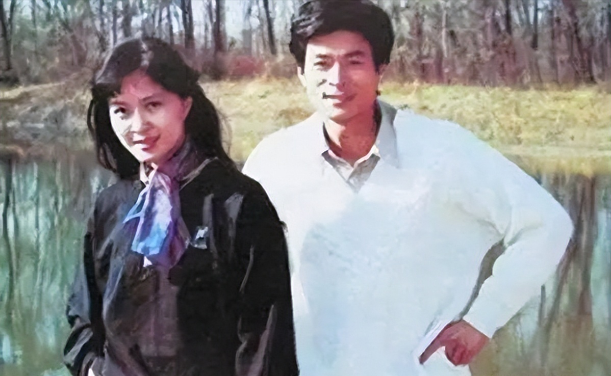 方舒的第一任丈夫叫陈国星,两人早在学校的时候就认识了.