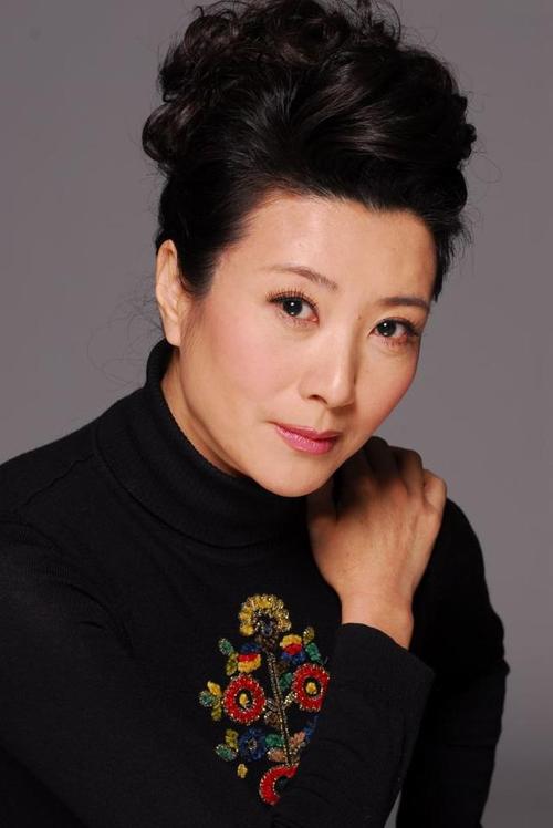 回顾著名演员王静含泪拯救父母将爱扩散至今婚姻成谜