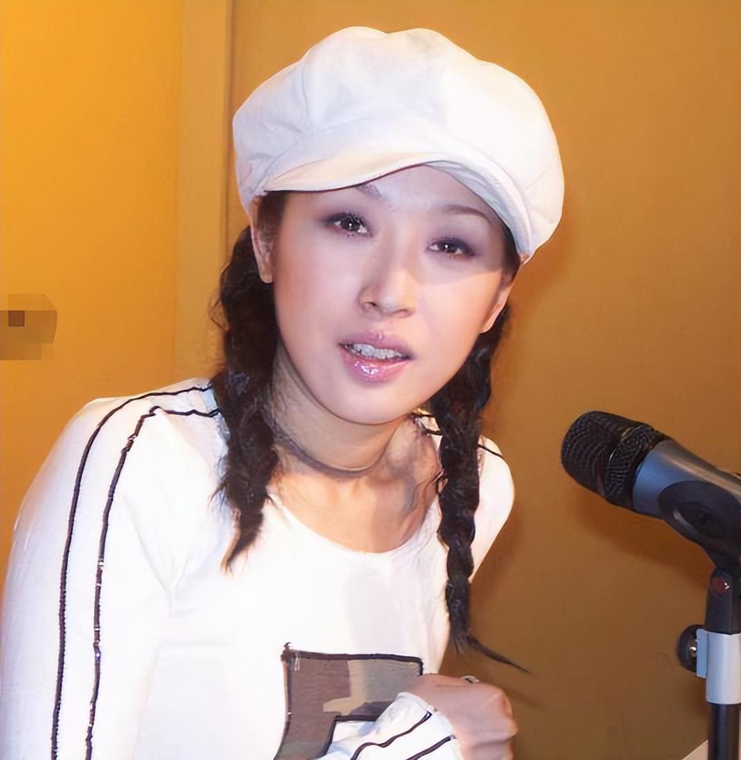 其实,孙悦之所以能红起来,背后离不开经纪人居鹏的付出.