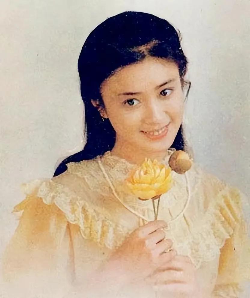 拿到片酬后,傅艺伟第一时间给父母买了三件套:电视,冰箱,洗衣机,这在