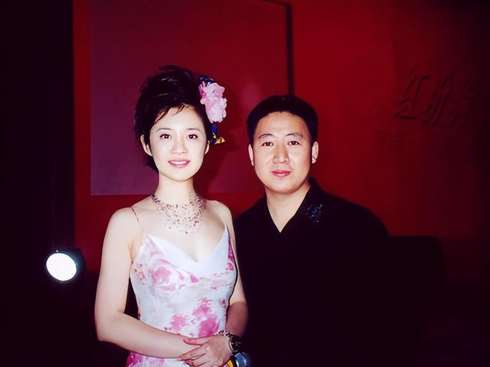 回顾主持人许戈辉事业巅峰离开央视嫁富商后与丈夫前妻如姐妹