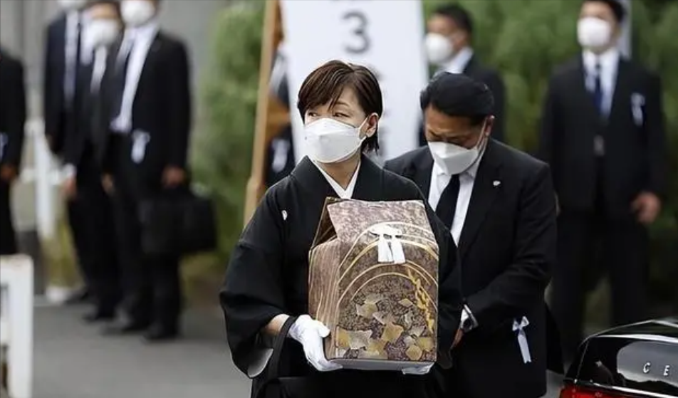 回顾安倍晋三是日本人但为啥他遇刺后墓碑上刻的却是汉字