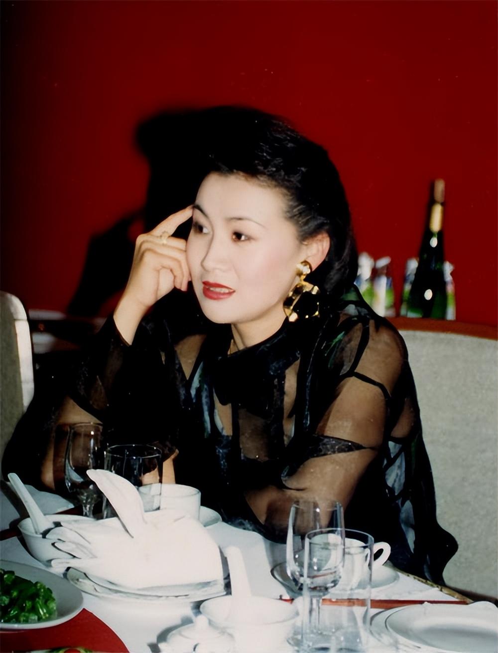 其实刚结婚的时候,李媛媛也担心过,害怕杨诚一结婚就变了个人,但是杨